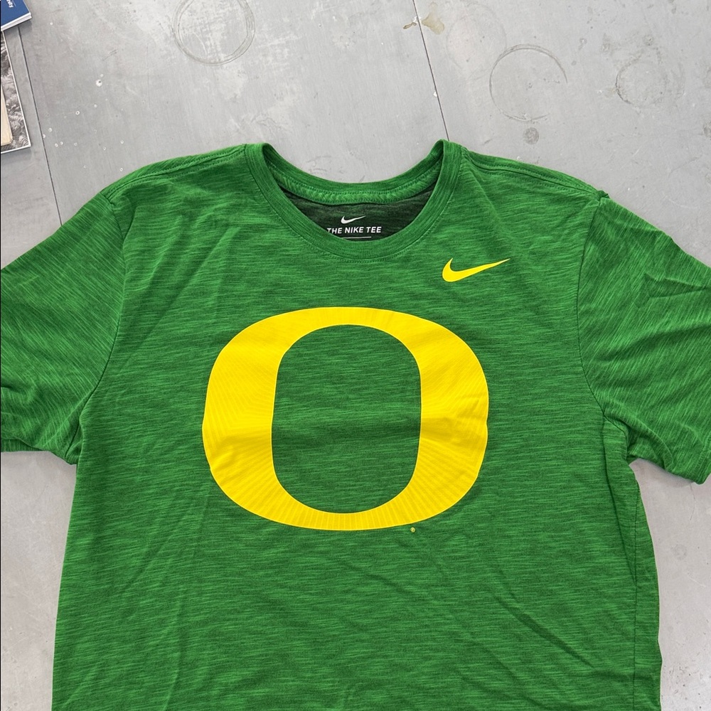 EUC Nike Oregon Ducks men’s L Green Tee with Yellow O Logo